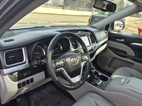 Used 2014 Toyota Highlander XLE image 17