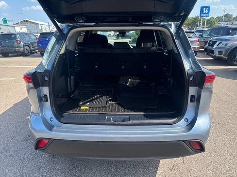 Used 2023 Toyota Highlander LE FWD image 7