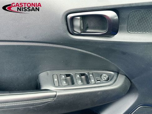 Used 2023 Hyundai Venue Limited FWD image 23