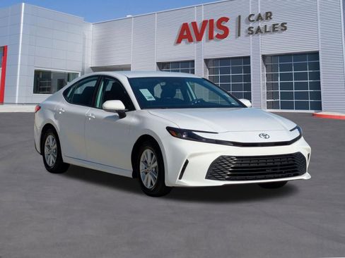 Used 2025 Toyota Camry LE image 3