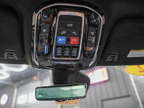Used 2022 Jeep Grand Wagoneer Series III AWD/4WD image 32