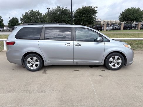 Used 2015 Toyota Sienna LE FWD image 3