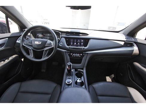 Used 2025 Cadillac XT5 Luxury FWD image 9