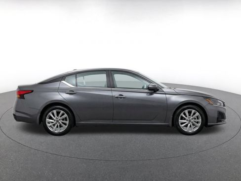 Used 2025 Nissan Altima 2.5 SV FWD image 10