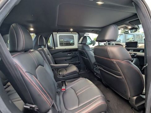 Used 2025 Honda Pilot TrailSport image 15