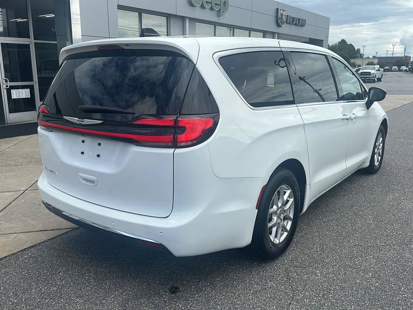 Used 2025 Chrysler Pacifica Select FWD image 18