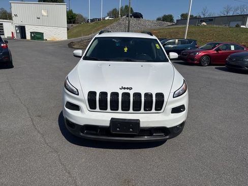 Used 2018 Jeep Cherokee Latitude w/ Altitude Package FWD image 3