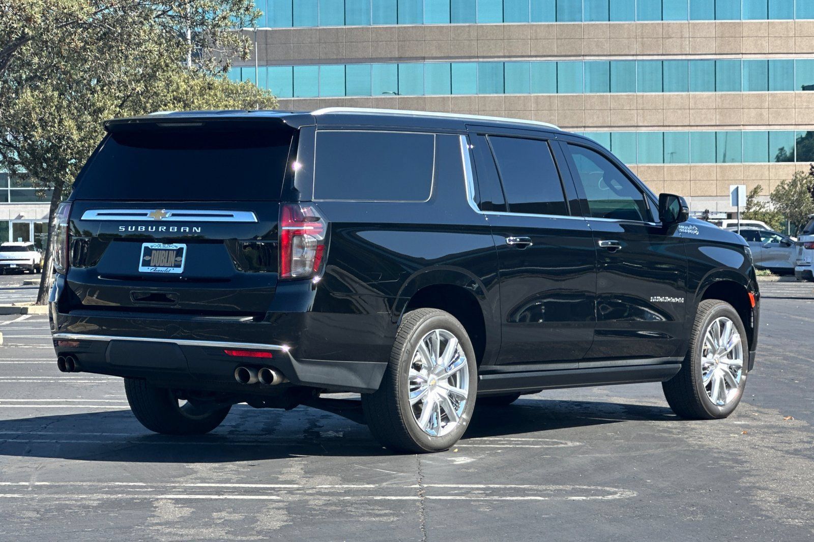 Used 2023 Chevrolet Suburban High Country AWD/4WD image 4