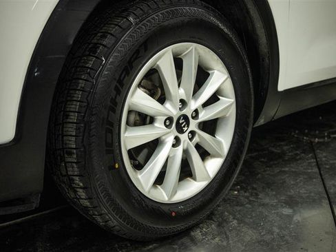 Used 2019 Kia Sorento FWD image 3