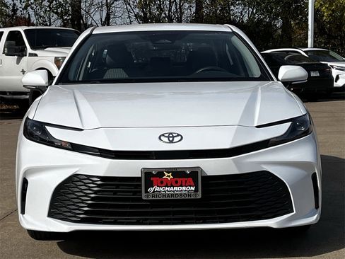 Used 2025 Toyota Camry LE image 4