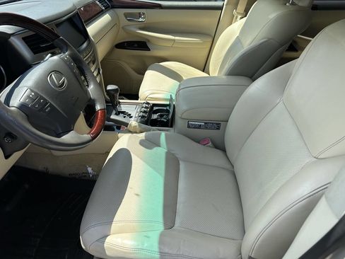 Used 2013 Lexus LX 570 4WD w/ Luxury Pkg image 6