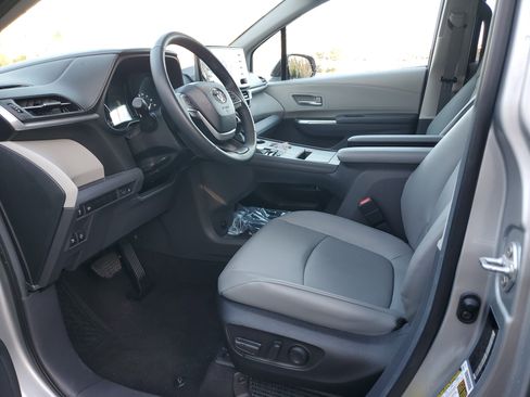 Used 2024 Toyota Sienna XLE image 18