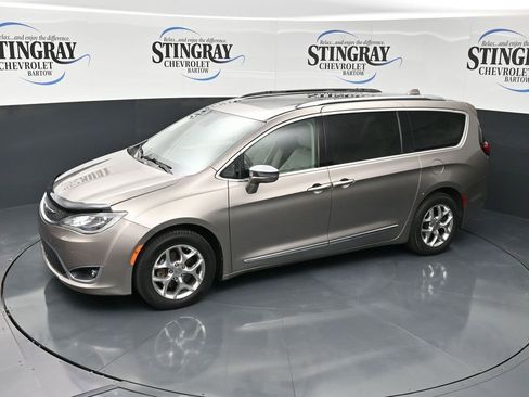 Used 2017 Chrysler Pacifica Limited w/ UConnect Theater Package image 11