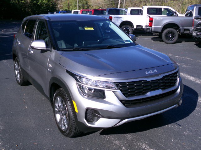 Used 2023 Kia Seltos LX AWD/4WD image 2