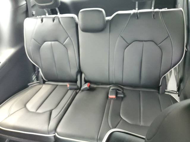 New 2027 Chrysler Pacifica Limited w/ Family Tech Group AWD/4WD image 10