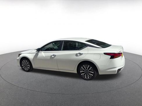 Used 2025 Nissan Altima 2.5 SV FWD image 10