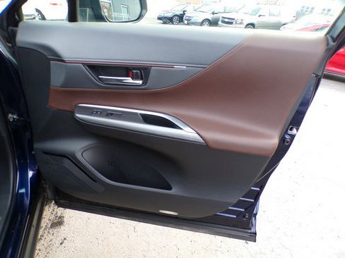 Used 2022 Toyota Venza XLE image 22