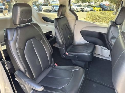 Used 2024 Chrysler Pacifica Touring-L image 18