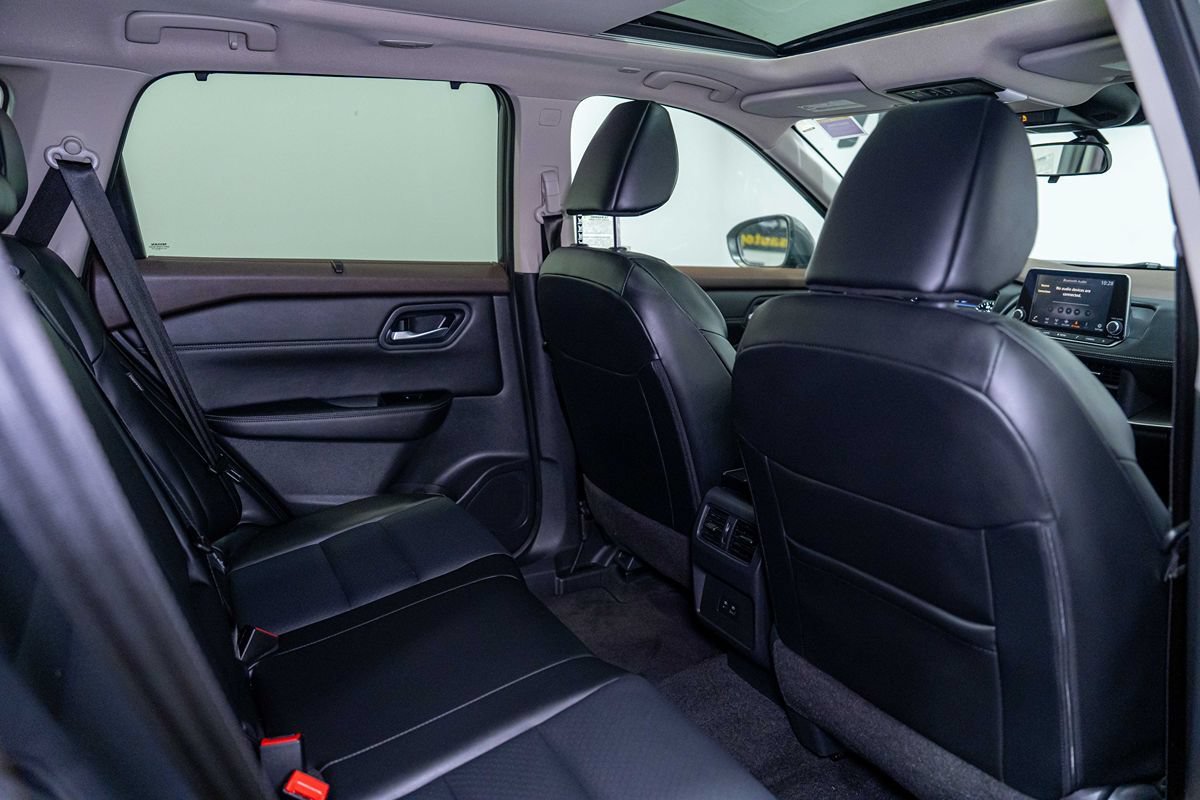 Used 2023 Nissan Rogue SV w/ SV Premium B Package FWD image 16