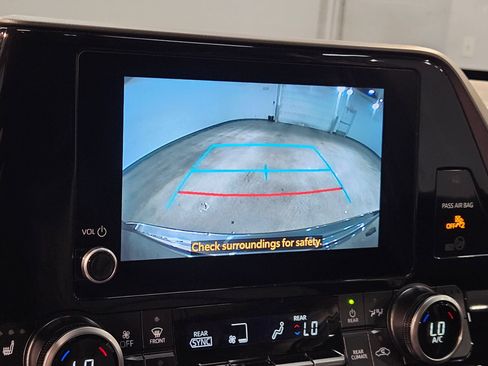 Used 2025 Toyota Highlander XLE AWD/4WD image 31