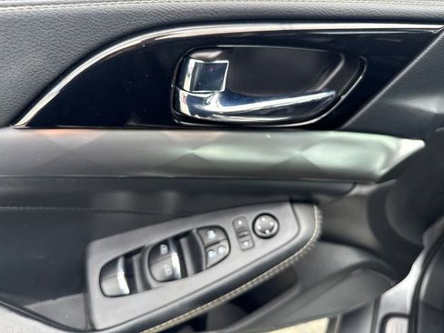 Used 2023 Nissan Maxima SV w/ Floor Mat Group FWD image 17