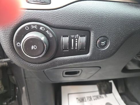 Used 2018 Jeep Cherokee Latitude w/ Comfort & Convenience Group image 12