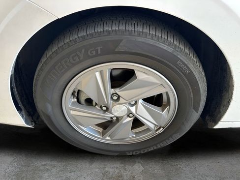 Used 2025 Hyundai Elantra SE image 27