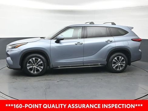 Used 2022 Toyota Highlander XLE image 2