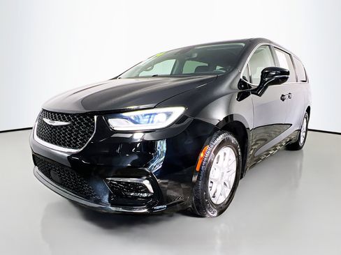 Used 2024 Chrysler Pacifica Touring-L image 10