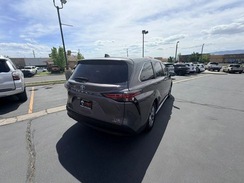 Used 2021 Toyota Sienna LE image 4