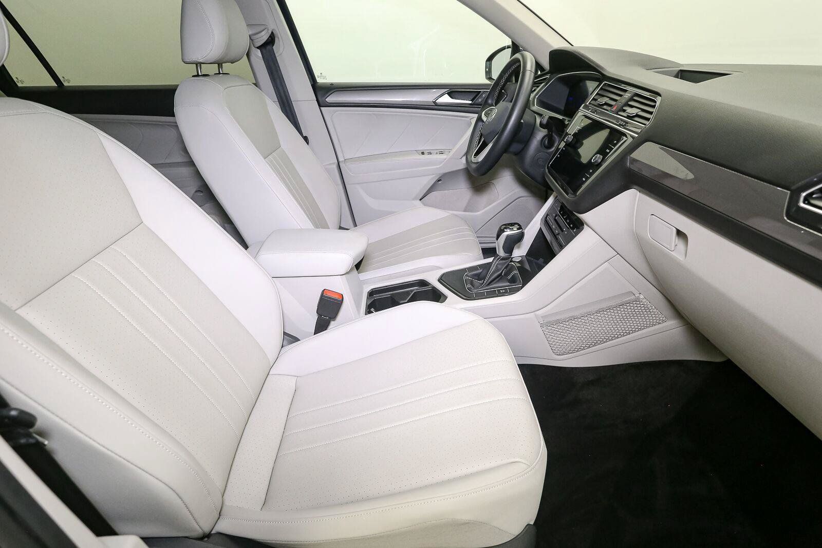 Certified 2023 Volkswagen Tiguan SE w/ Panoramic Sunroof Package FWD image 20