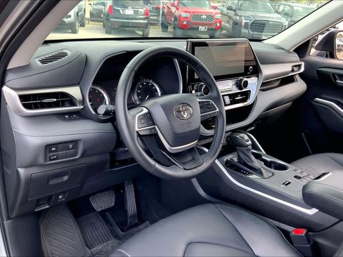 Certified 2025 Toyota Highlander XLE image 16