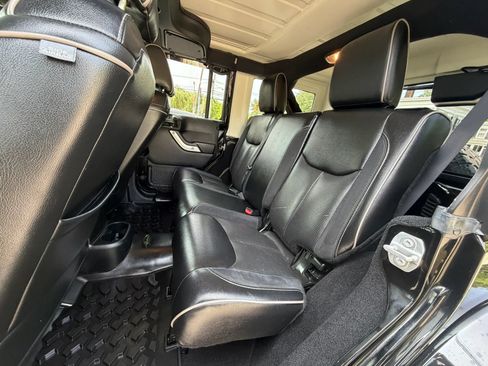 Used 2017 Jeep Wrangler Unlimited Sahara w/ Connectivity Group AWD/4WD image 16