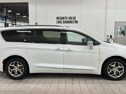 Used 2018 Chrysler Pacifica Limited image 4