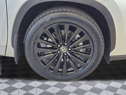 Used 2022 Toyota Highlander XLE AWD/4WD image 31