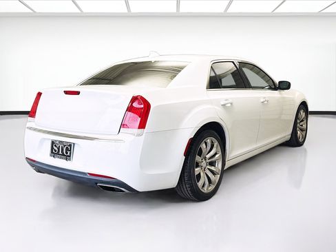 Used 2018 Chrysler 300 Touring L image 4