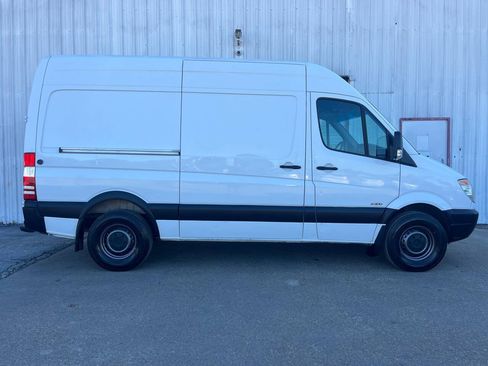 Used 2010 Freightliner Sprinter 2500 RWD image 2