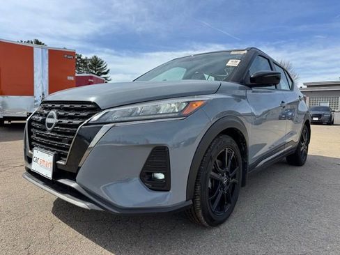 Used 2023 Nissan Kicks SR w/ SR Premium Package FWD image 3