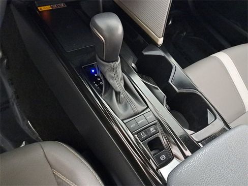 Used 2025 Toyota Camry SE image 31