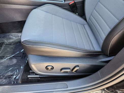 Certified 2025 Volkswagen Jetta SE FWD image 22