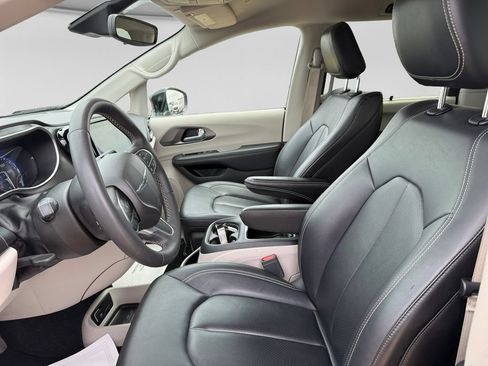 Used 2024 Chrysler Pacifica Touring-L FWD image 21