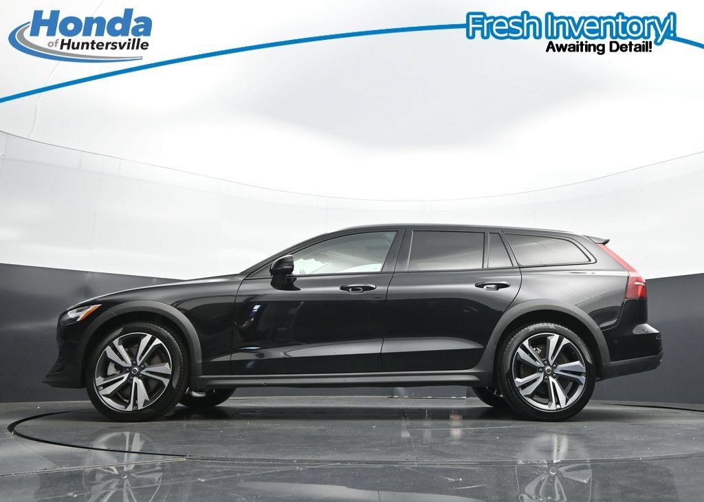Used 2025 Volvo V60 B5 Cross Country Plus AWD/4WD image 31