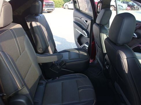 Used 2025 Chevrolet Traverse High Country AWD/4WD image 36