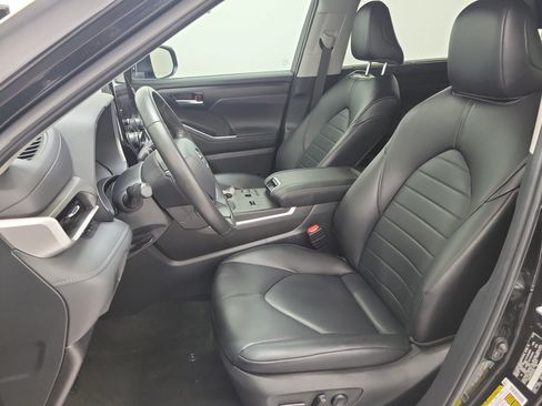 Certified 2024 Toyota Highlander XLE FWD image 18