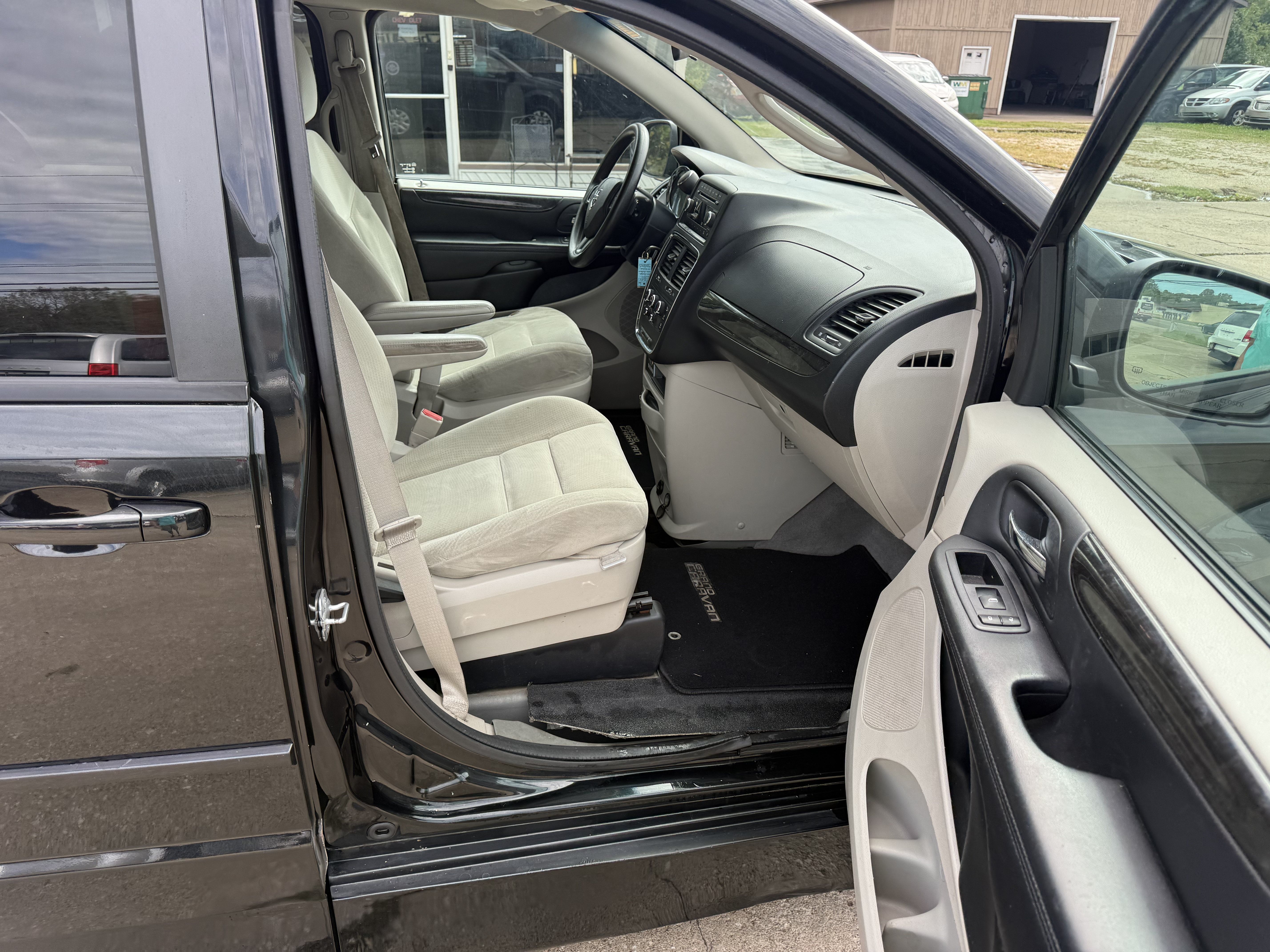 Used 2014 Dodge Grand Caravan SE w/ Quick Order Package 29E SE FWD image 11