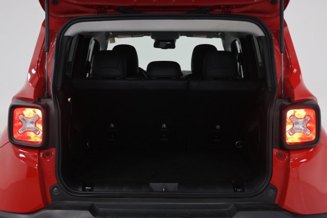 Used 2023 Jeep Renegade Trailhawk w/ Trailhawk Elite Group AWD/4WD image 13