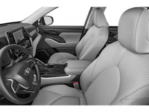 Used 2023 Toyota Highlander LE FWD image 9