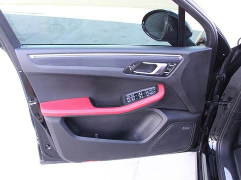 Used 2018 Porsche Macan GTS w/ Premium Package Plus AWD/4WD image 14