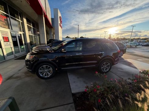 Used 2018 Ford Explorer Limited AWD/4WD image 3