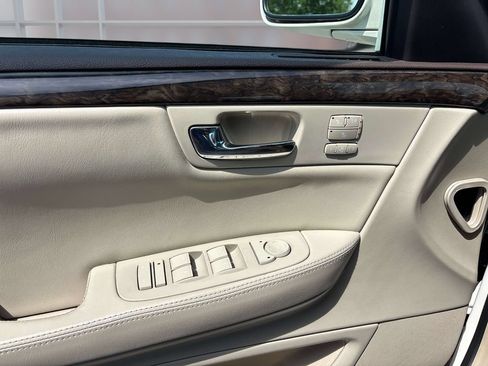 Used 2011 Cadillac DTS Luxury FWD image 19